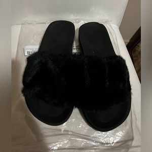 Fluffy black slippers brand new still in bag women’s size 8, bag included
